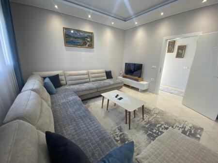 Villa su 3 piani in affitto vicino a "Akacia Hill" a Tirana.  