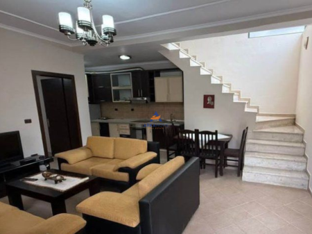 AFFITTASI VILLA SU 3 PIANI 4+1+VERANDA "A XHAMLLIK" 600 EURO.