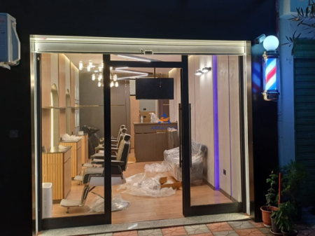 AFFITTASI LOCALE COMMERCIALE BARBERSHOP 40M2 " KOMUNA E PARISIT" 950 EURO.