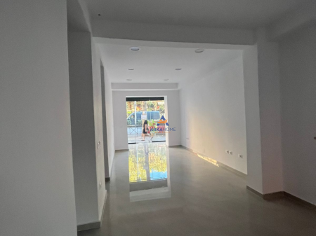 LOCALE COMMERCIALE IN AFFITTO 65M2 PRIMA FILA "21 DHJETORI" 1700 EURO