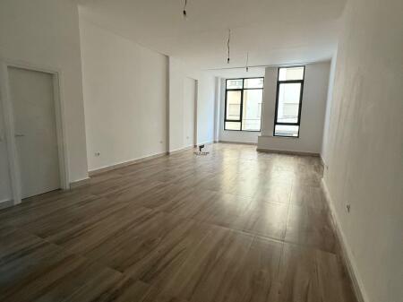 UFFICIO IN AFFITTO 82M2 VIA DURRES 1500 EURO