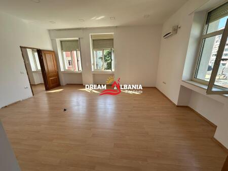 Jepen me qera 2 Ambiente zyrash ne Bulevardin Deshmoret e Kombit prane Kullave Binjake (ID 42611348)