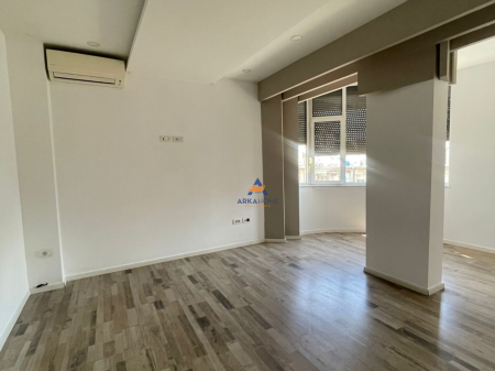 UFFICIO IN AFFITTO 2+1+BALCONE+2 MAGAZZINI "PIAZZA WILSON" 150.000 LEKE.