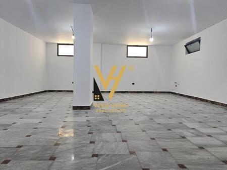 LOCALE COMMERCIALE 200 M2 IN AFFITTO A BLLOKU 300.000 LEKE