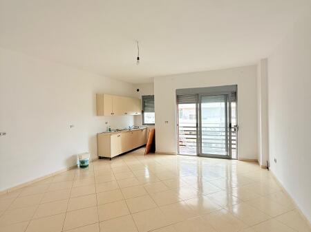 Shitet Apartament 2+1 Fier
