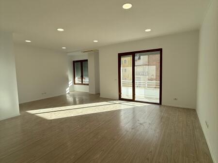 Ufficio in affitto presso Hilton, 190m2, 250'000 leke