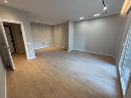 ZYRE ME QERA 125 M2 KOMUNA E PARISIT 1300 EURO
