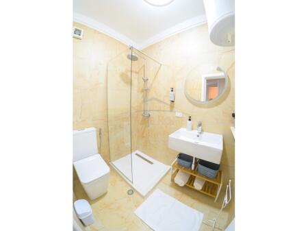 Shitet , Apartament 2+1+2, Rruga e Barrikadave, Tiranë.
