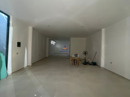 AFFITTASI NEGOZIO DI 110M2 SULLA STRADA PRINCIPALE DI "VIALE GJERGJ FISHTA" 2500 EURO