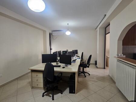 Apartment for rent for office Divided into 3 work environments kitchen separate Ideal for any kind of activity