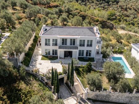  Villa di Lusso con Piscina Privata in Affitto 