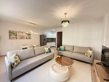 🏡 Apartament 2+1+2 me Ballkon për Qira – Kompleksi Magnet, 21 Dhjetori 📐 Tipologji: 2 dhoma gjumi + 2 tualete + ballkon 🛋️ Totalisht i sapo arreduar 🏢 Kati 3, pallat i ri me ashensor  💶 75,000 Lekë / muaj (i diskutueshëm)
