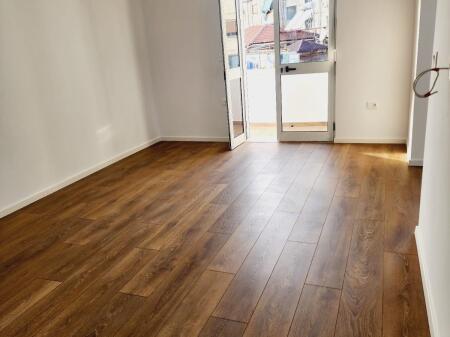 Shitet apartament 2+1 — Rr. Ali Demi (pranë Shkollës 1 Maji)