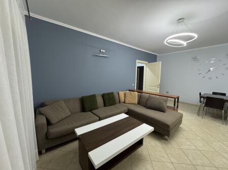  Affittasi appartamento 2+1 in una delle zone più richieste di Tirana, di fronte a Harry Fultz.  Si trova al 5° piano di un palazzo moderno con ascensore.  L'appartamento è completamente arredato, pronto per essere abitato.   Prezzo: 60.000 Lek/mese