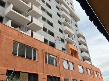 VENDESI APPARTAMENTO 2+1+2 BALCONI "RRUGA KASTRIOTET,CASA ITALIA" 125000 EURO