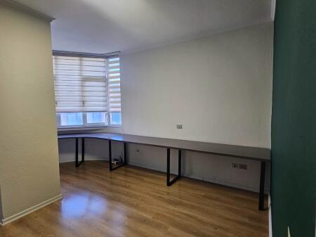 Business premises, at post 8 Wilson square, 500 euros