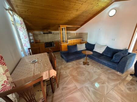  Jepet me qira apartament 2+1    Rruga 3 Vëllezërit Kondi   45000 leke (i padiskutueshëm)