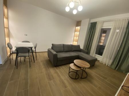 1+1,i mobiluar i ri,te shkolle e kuqe ,cmimi 700 euro me parkim