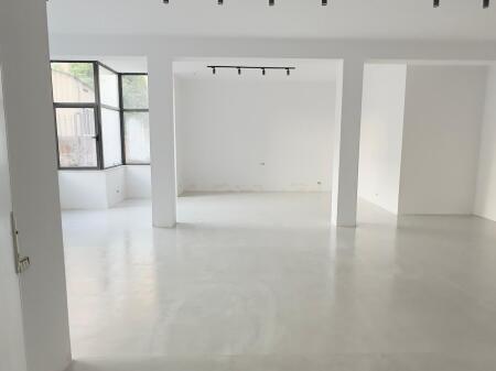 Locale commerciale in affitto – 100 m², piano terra  Posizione: Centro, Via Ibrahim Tukiqi