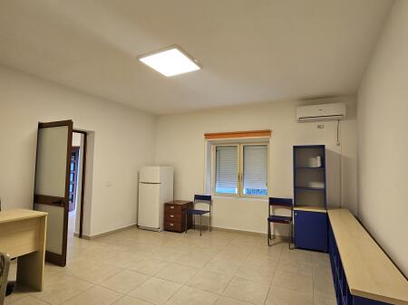 Two-story house for rent for business near Commissariat No. 1 at Bryli price 40,000 lek