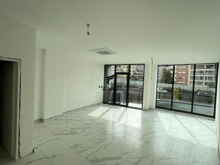 UFFICIO IN AFFITTO 63 M2 VISTA LAGO 1.000 EURO