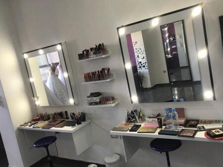 Hairdressing business for rent is given.