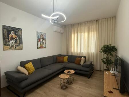 AFFITTASI Appartamento 2+1 Via Durazzo, Centro 900€ Arredamento moderno