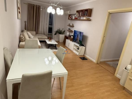 SHITET APARTAMENT 2+1+BALLKON "KOMPLEKSI USLUGA,ISH STACIONI I TRENIT" 400.000 EURO