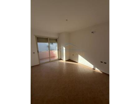 Shitet, Apartament 2+1+2, Liqeni i Thatë, Tiranë
