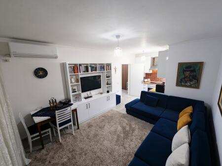 Jepet me qera apartament 1+1 në Shkozë