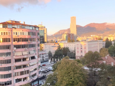 LOCALE COMMERCIALE IN AFFITTO 160M2 "VIA ISMAIL QEMALI, BLLOK" 2000 EURO