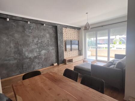 Shitet apartament tek kopështi botanik
