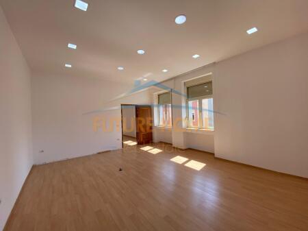 Affitto, Edificio Commerciale, Bllok