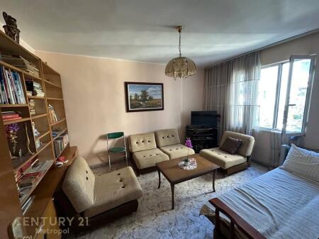 Jepet për qira apartament 3+1 tek Shkolla Emin Duraku 600 € /Muaj