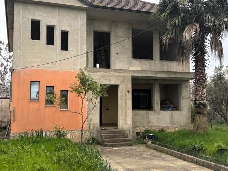 Shitet shtëpi private në Kamëz – Ndërtim cilësor, dokumentacion i rregullt!