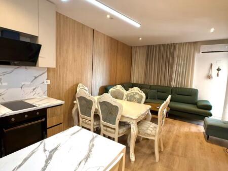 Apartament 1+1 ne shtije, tek Shkembi i Kavajes, Golem.