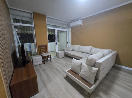  Jepet me Qira Apartament 2+1 – Komuna e Parisit, Tiranë