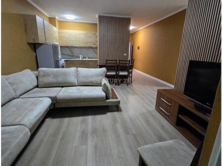 Jepet me qira 2+1 tek Komuna e Parisit