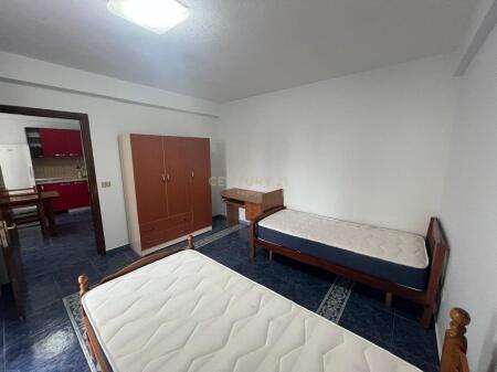  Jepet me Qira Apartament 1+1 – Bulevardi Zogu i Parë, tek New York