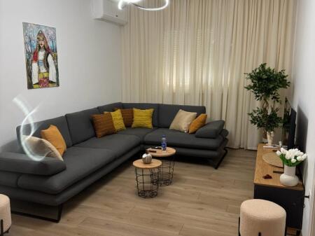  SHTËPI ME QIRA – RR. E DURRËSIT (Pallati i Kafes Flora)  Jepet me qira apartament 2+1, kati i 2-të, sipërfaqe 90 m², plotësisht i mobiluar me kushte bashkëkohore.  Ndriçim natyral  Mobilim modern  Lokacion shumë i kërkuar dhe pranë çdo shërbimi   Çmimi: 950 € (i diskutueshëm)