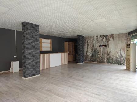 Premises for Rent – Fresk   Floor: 0 (ground floor – suitable for business)  Area: 98.8 m²  Suitable for: shop, clinic, offices, beauty salon, market, etc. Price 50,000 leke