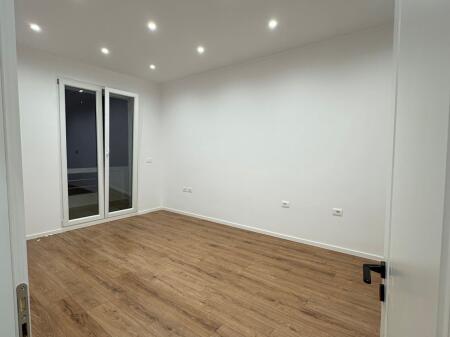 Apartament 2+1 per shitje, prane Rruges se Durresit