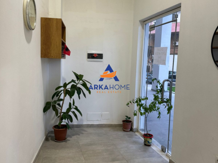 LOCALE COMMERCIALE IN AFFITTO 55M2 "RRUGA E BARRIKADAVE,QENDER" 600.000 LEKE