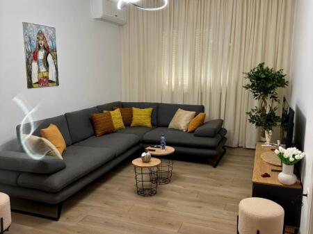  QERA SUPER Apartament 2+1  Qender Tirane, Prane Kafe Flora  Rruga e "Durresit" 