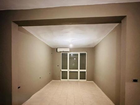 Locale per Uffici in Affitto in Via Kavajës, Vicino alla Chiesa Cattolica! 800 € /Mese