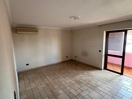Apartament 2+1 per shitje ne Xhamllik