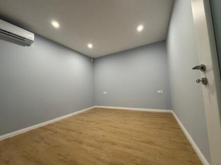 Shes apartament 1+1 dhe garsoniere, Stacioni i Fundit i Tiranes se Re