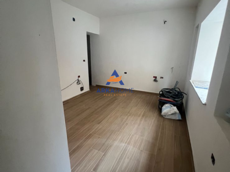APPARTAMENTO IN AFFITTO 1+1+BALCONE "VIA KOSOVARËVE" • 70M2 • CAMERA DA LETTO • SOGGIORNO & ANGOLO COTTURA • BAGNO • BALCONE • 8° PIANO • CON ASCENSORE • ZONA RESIDENZIALE TRANQUILLA • MOBILI NUOVI • PREZZO: 1.000 EURO • VIA KOSOVARËVE • CONTATTO:  J24