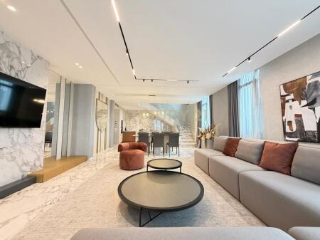 Duplex di lusso 221 m² + parcheggio chiuso a "Square 21", Tirana