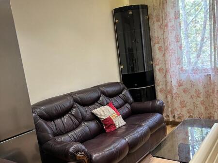 Jepet me qera apartamenti 2+1, Bulevardi Bajram Curri , perballe gjykates se rrethit  , Te Lulishtja1Maj  Cmimi: 550 mije leke